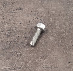Šroub uchycení motoru sekačky