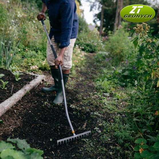 Fiskars 1077112 Ergonomic™ - hrábě na půdu se zahnutou násadou