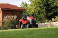 Wisconsin W2979 - Zahradní traktor s motorem Honda záběr 122cm - cena se liší dle výbavy