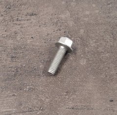 Šroub uchycení motoru sekačky