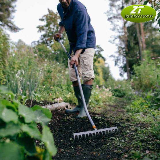 Fiskars 1077112 Ergonomic™ - hrábě na půdu se zahnutou násadou