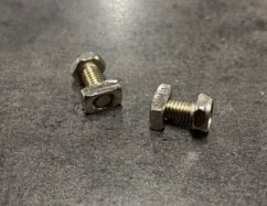 Sada šroubků a matiček pro baterii